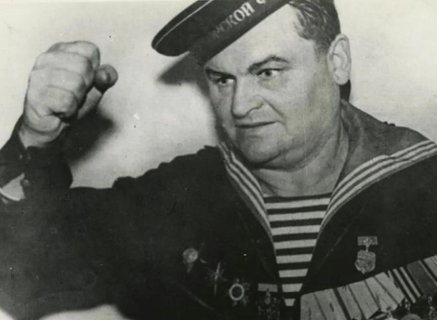 Бьют по каске. Бьют по каске