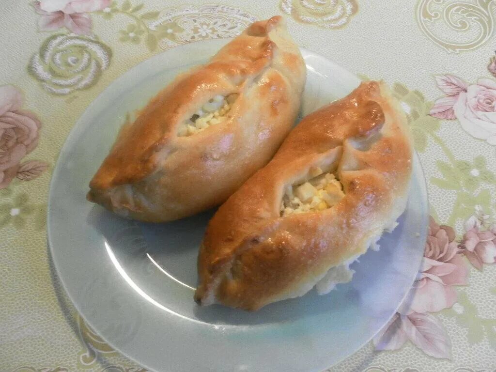Расстегай с минтаем. Осетрина. кулебяка. расстегаи. кулебяки расстегаи. расстегай с рыбой. расстегай с рыбой треугольные.