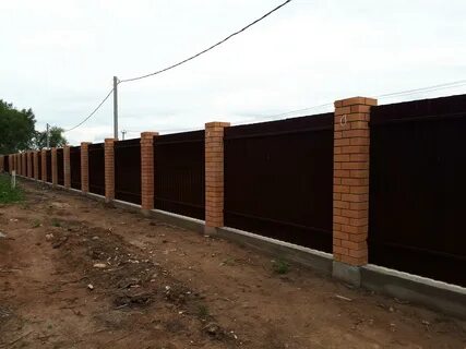 Забор с кирпичными столбами на ленточном фундаменте