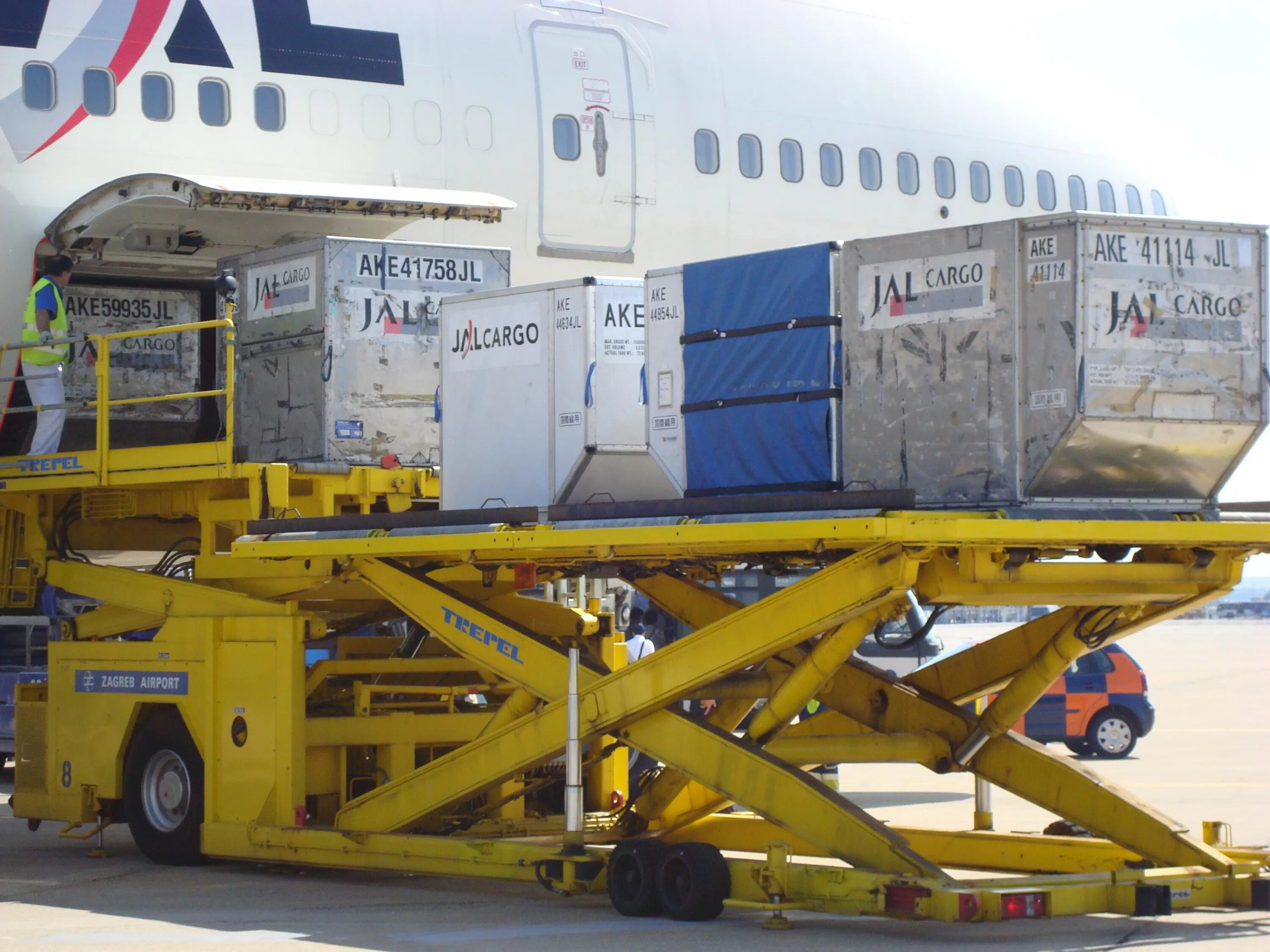 Loading unit. Контейнерный погрузчик Air Marrel lam 3500. Ленточный погрузчик TLD. Средство пакетирования ULD. Погрузчик контейнеров в аэропорту Шереметьево.