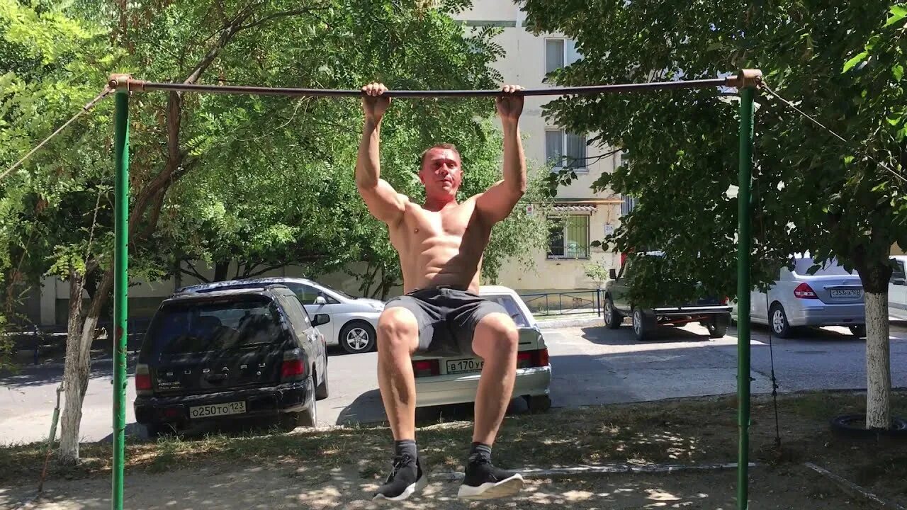 Как научиться трюкам на турнике. Переворот на турнике. подтягивание с переворотом. подъем переворотом на перекладине. подъем с переворотом на турнике.