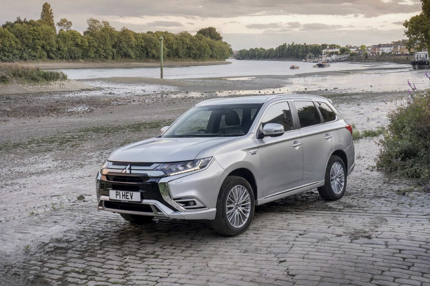 Мицубиси аутлендер кузове. Mitsubishi Outlander PHEV. Митсубиси Аутлендер гибрид 2021. Мицубиси Аутлендер 2021. Митсубиси Аутлендер PHEV.