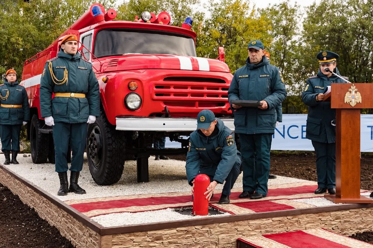 Памятник пожарному автомобилю. Памятник пожарному автомобилю АЦ-40 Мурманск. Памятник пожарной машине. Пожарная машина Мурманск. Памятник пожарному Мурманск.