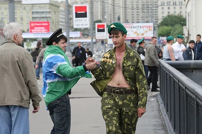 Мужчина 28 мая. Отмечаем день пограничника. Погранцы Москва. 28 Мая день пограничника пьянь.