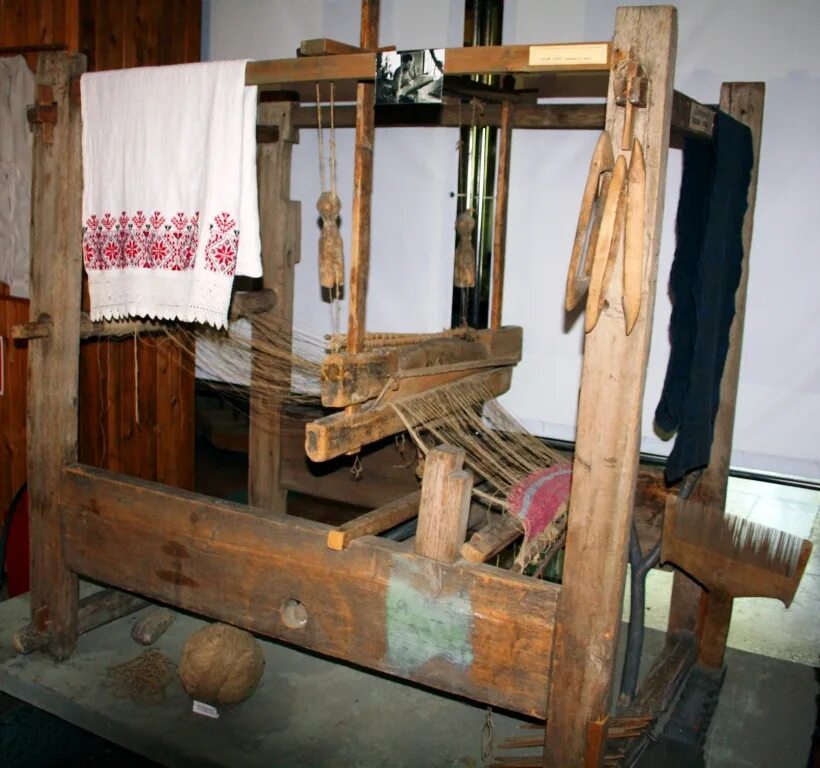 ткацкий станок для половиков 18- 19 век. что такое пришва в ткацком станке. история ткачества. пелси ткацкий станок. ткацкий станок времени.