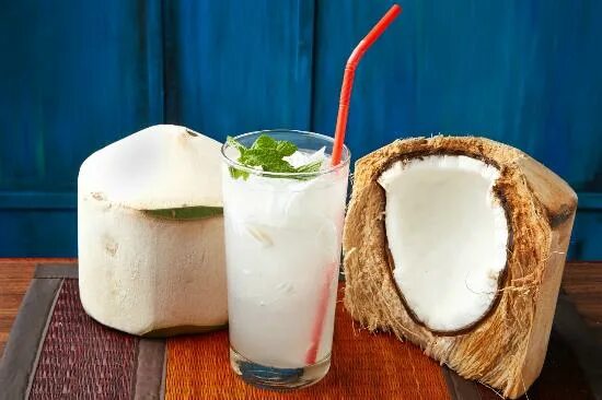 Кокосовый фреш. Coconut juice. Кокос сок. Кокос на белом фоне. Кокос.