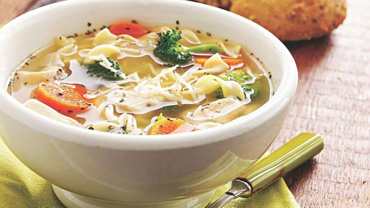 Суп в домашних условиях из курицы. Италиан Чикен суп. Куриный суп с лапшой. Итальянский куриный суп. Суп лапша с брокколи.
