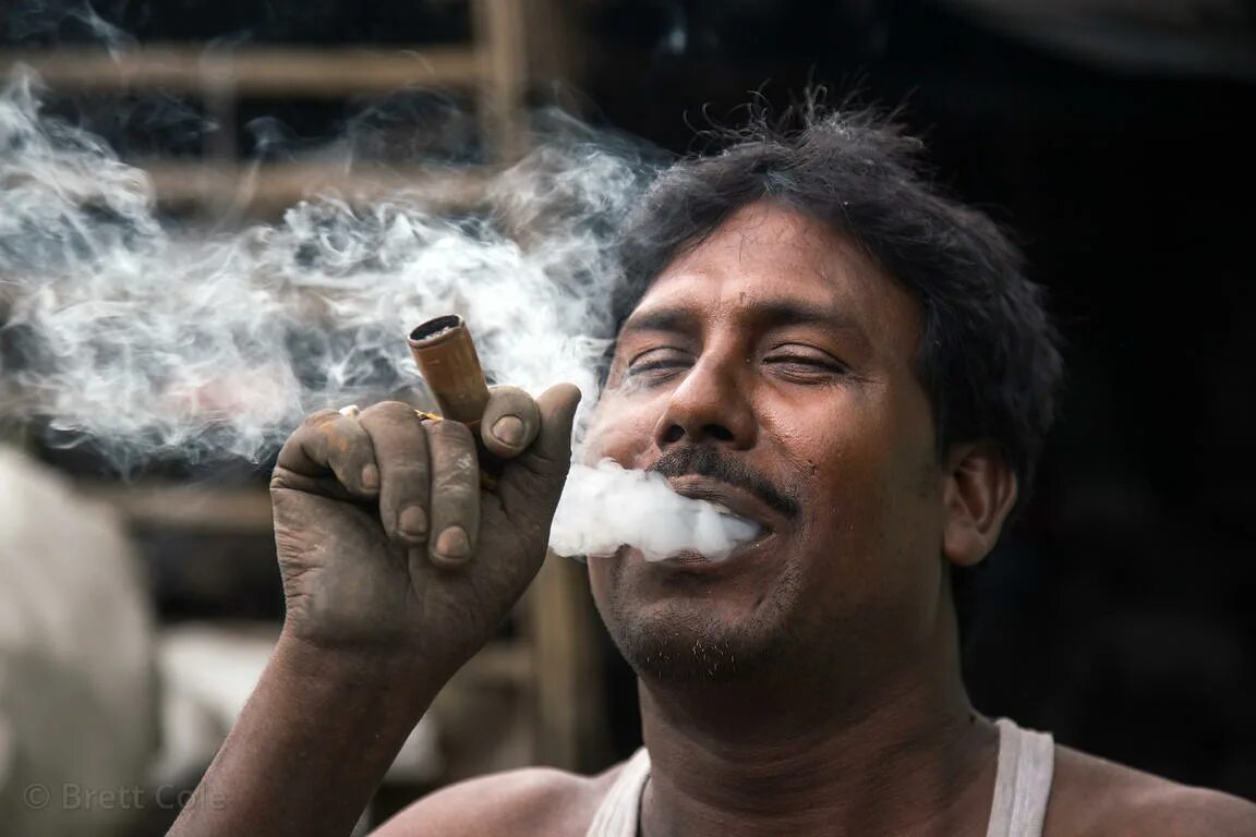 Smoke work. Парень с курительной трубкой азия. working smoke.