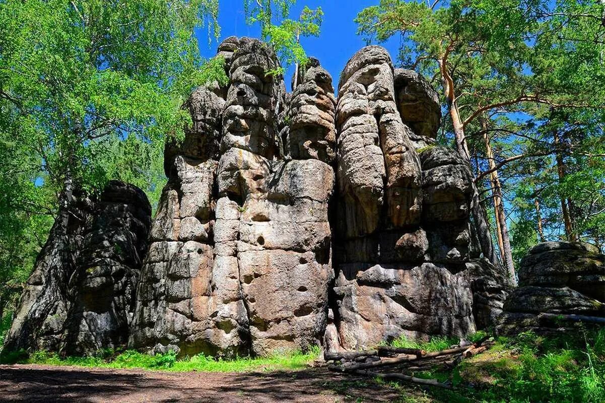 Скала четыре брата Алтайский край. Четыре брата Белокуриха. Гора четыре брата Белокуриха. Скала четыре брата Алтай Белокуриха. Знаменитые памятники природы