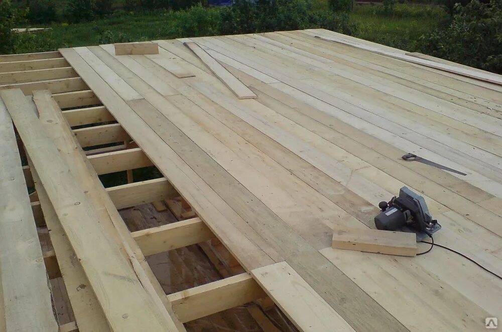 Монтаж чернового пола на лагах в деревянном доме. Лаги – 100х50 мм. Черепные бруски для чернового пола. Доска пола хвоя 36x146x6000 мм сорт оптима. Лаги для пола из бруса 50х50.