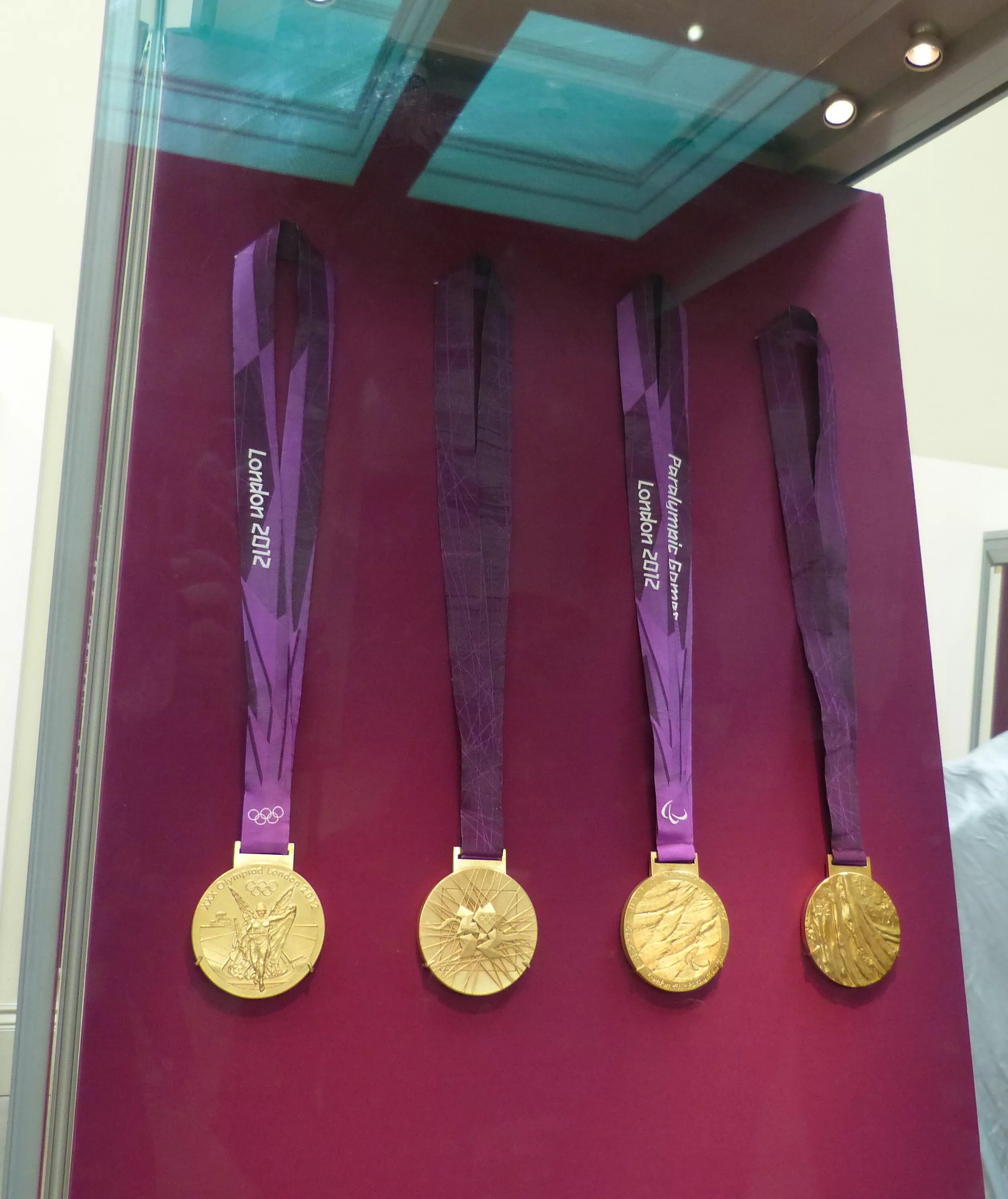 Олимпийские медали лондон 2012. Олимпийские медали лондон 2012. Медали олимпийских игр 2012. Медали олимпийские лондон. Олимпийские игры лондон 2012 медал.
