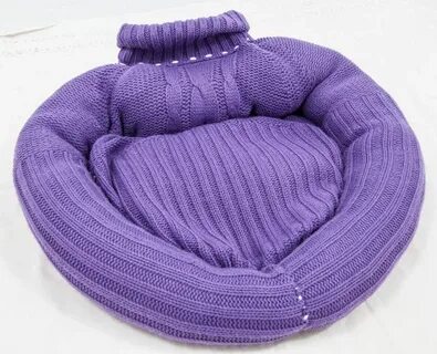 Лежанка для кошки из старого свитера