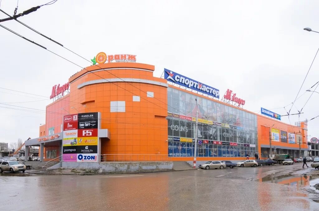 Красно-оранжевый цвет в интерьере кафе. Магазины оранжевого цвета. Оранжевый фасад магазина. Магазин монетка фасад. Магазин с оранжевой вывеской.