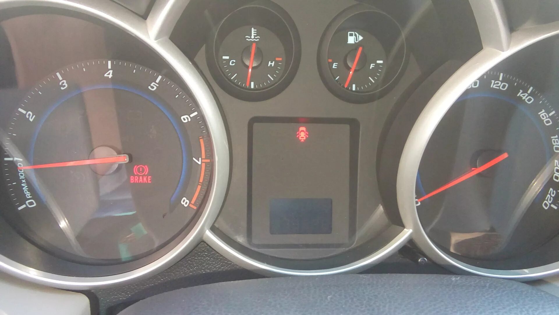 Круз не работает тахометр. Одометр шевроле круз. chevrolet trax одометр. мигает спидометр шевроле круз 2011. кнопка одометра на шевроле.