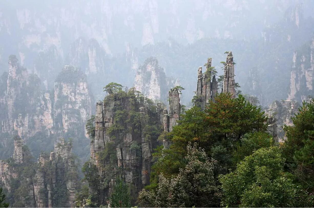 Основные горы китая. Хуаншань пик лотоса. Горы Хуаншань, Китай. Желтые горы Китай Хуаншань. Горы Хуаншань (провинция Аньхой).
