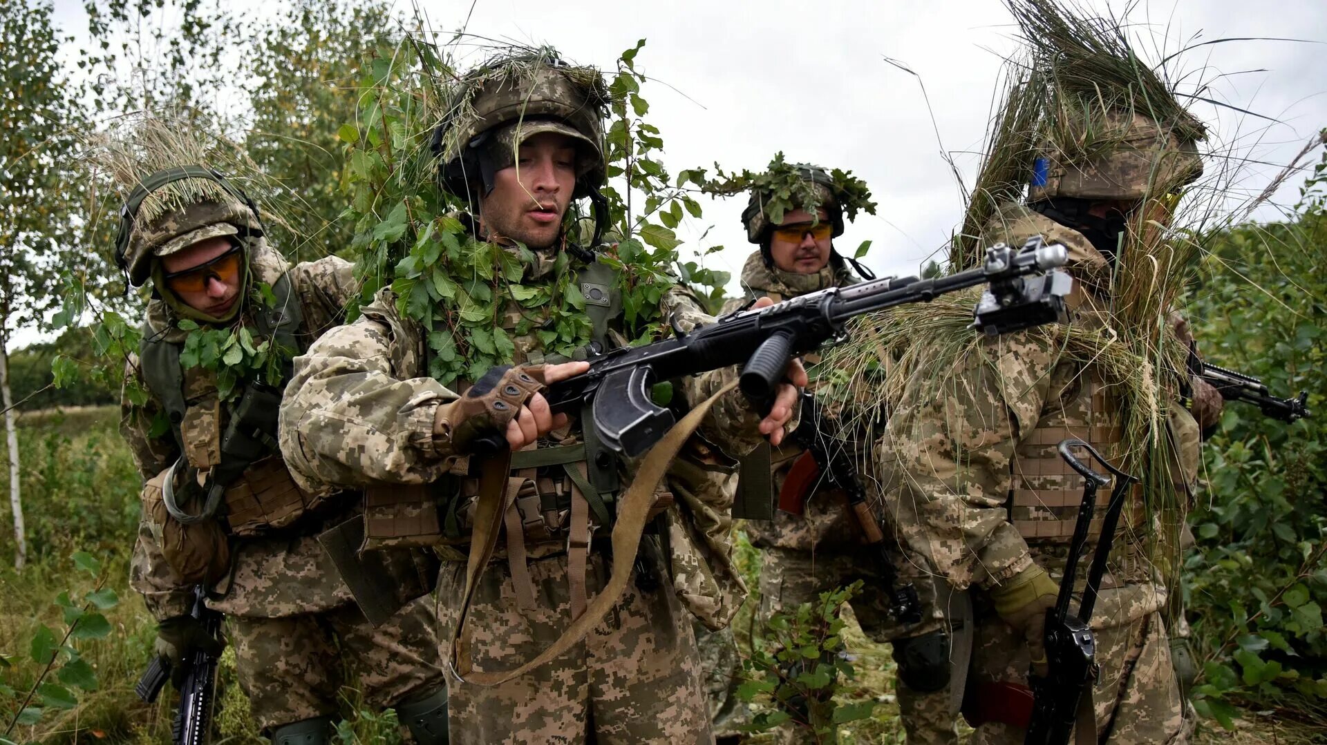 Учения нато сейчас. Солдаты ВСУ НАТО. Военные учения НАТО. Российский солдат. Украинские военные.