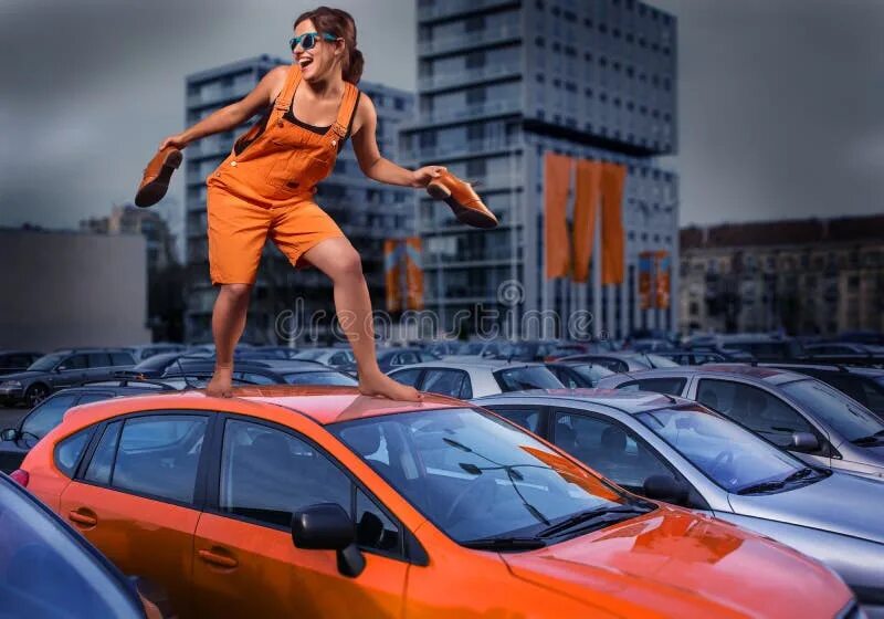 Девушка прыгает в машине. Девушка на крыше автомобиля. девушка танцует у машины. танцует на крыше автомобиля. танец на крыше машины.