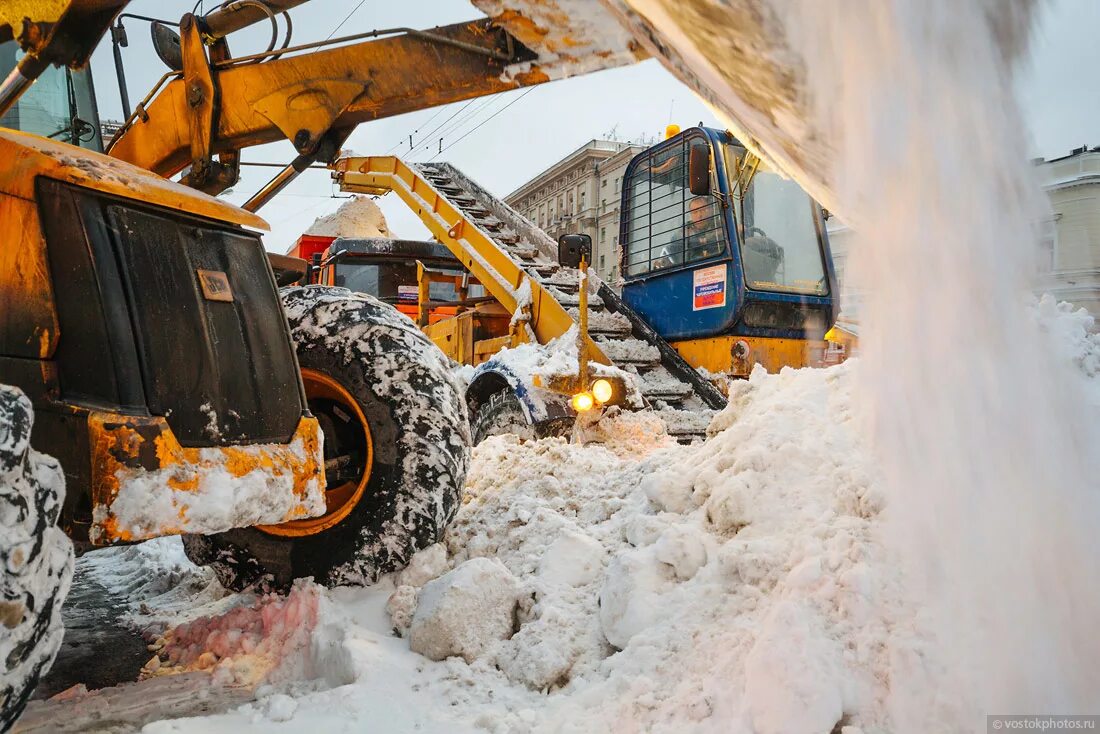 Уборка и вывоз снега. Вывоз снега из города. Уборка снега. Снегосплавные пункты в москве. Амкодор 352с погрузка снега.