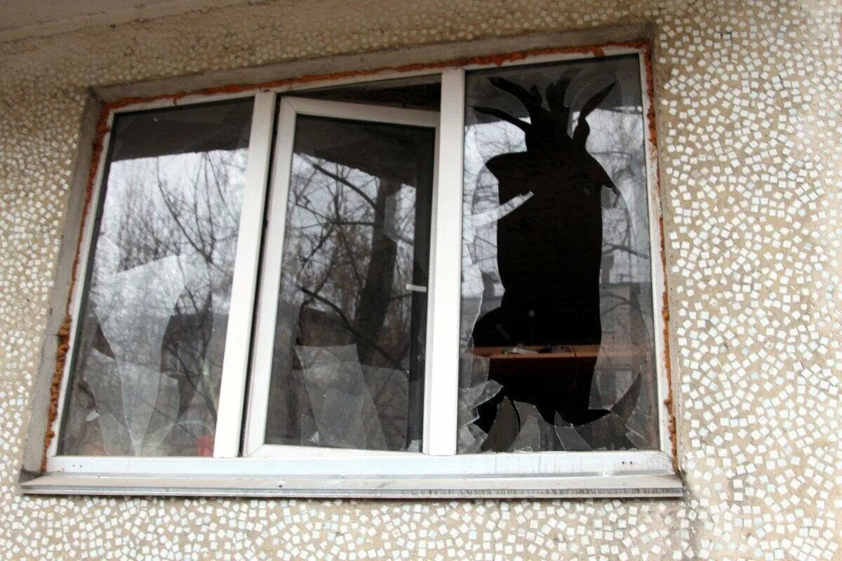 Разбитое окно. Разбитые окна. Разбитое пластиковое окно. Разбитые пластиковые окна.