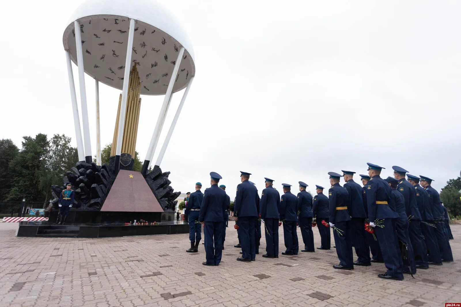 76 Дивизия ВДВ Псков купол. Памятник десантникам 6 роты Псковской дивизии ВДВ. 6 Рота 76 дивизия ВДВ Псков. Псков Череха памятник десантникам.