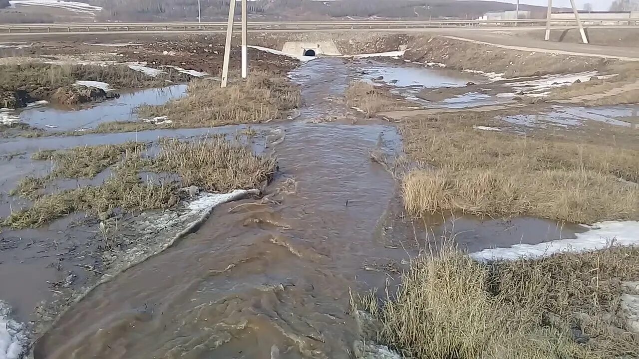 Весенний паводок на нефтепроводе. Наводнение после таяния снега. Таяние снега на Днестре.