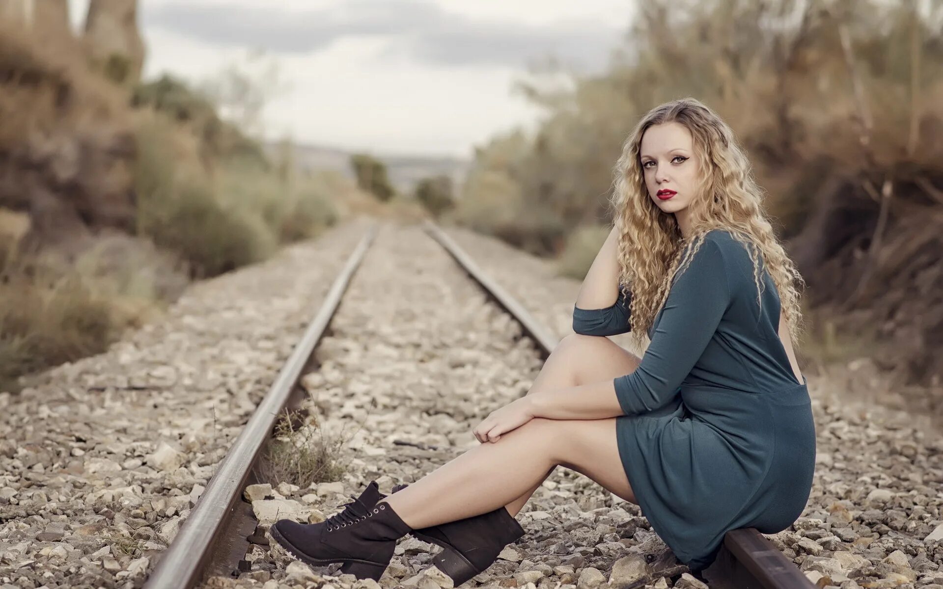 Женщины на железной дороге. Фотосет на железной дороге. Девушка на рельсах. Фотосессия на дороге девушки. Фотосессия на железнодорожных путях.