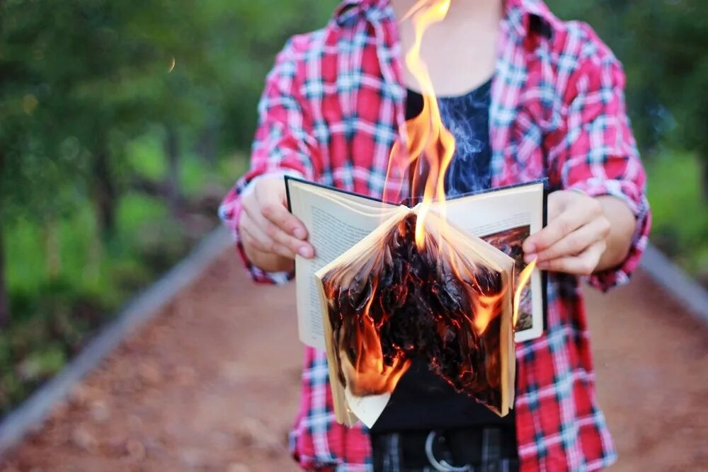 Гореть стали меньше. Фотосессия с горящей книгой. Фотосессия с горящими книгами. Фотосессия с горящей книгой в лесу. Девушка с горящей книгой.