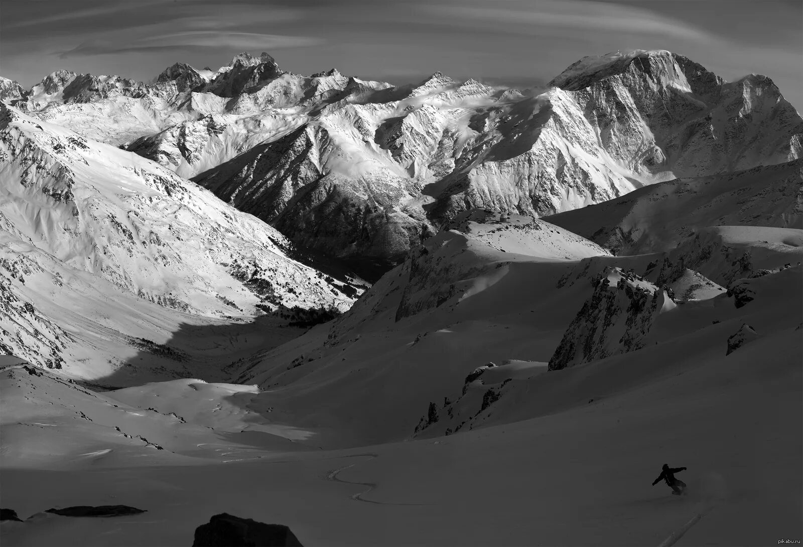 Эльбрус издалека. Эльбрус в черном цвете. Эльбрус черно. Эльбрус темный. Горы эльбрус чб.