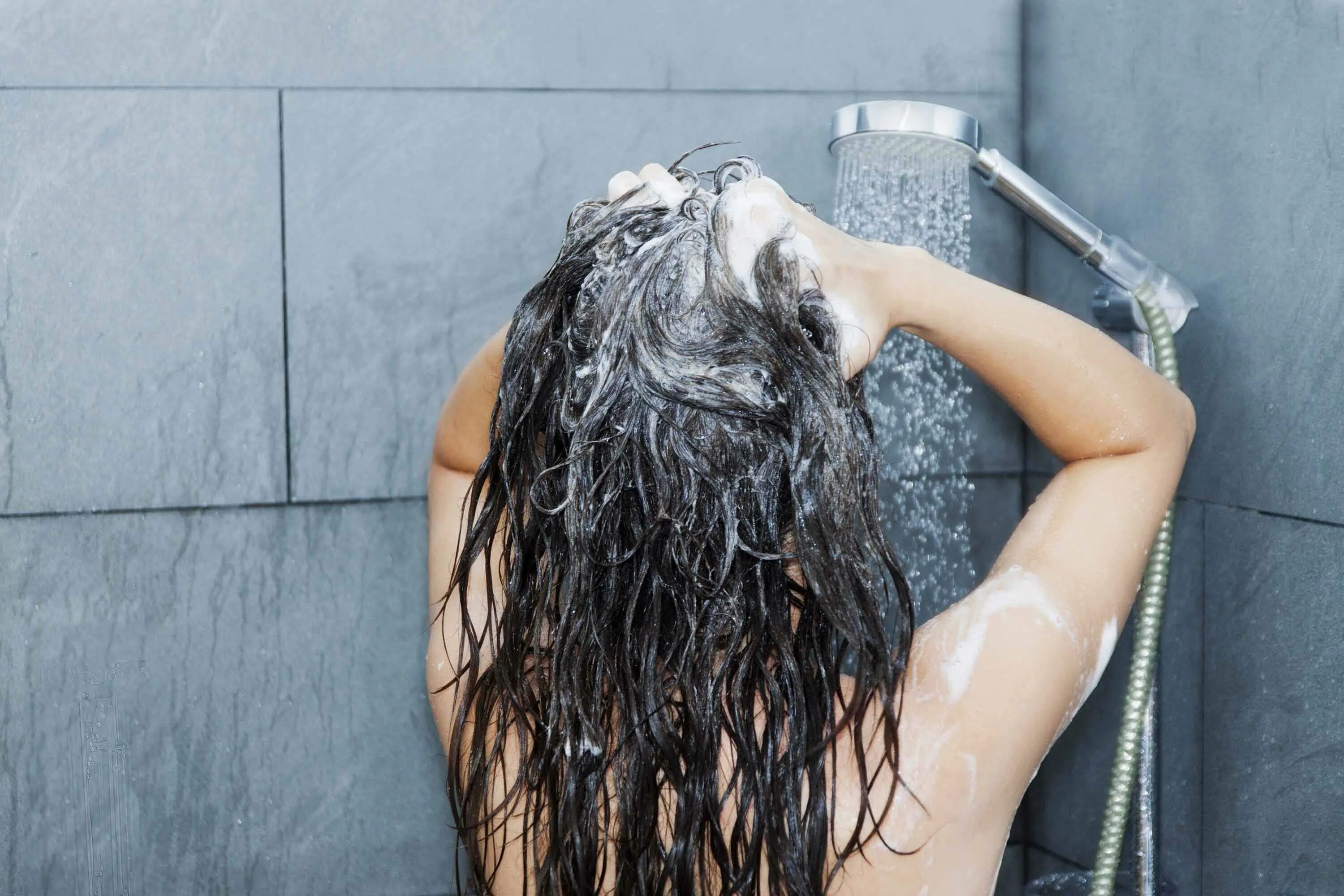 Мытье волос. Фотосессия с мокрыми волосами. Девушка с мокрыми волосами. Мыть голову. Что если помыть голову гелем для душа