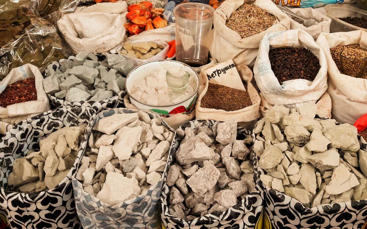 огнеупорная глина в природе. глина страны. каменная глина на рынках узбекистана. глина страны. песок и глина.