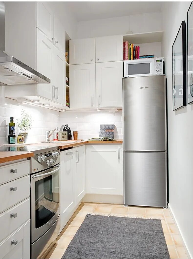 Кухня без холодильника. Маленькие кухни. Кухня с маленьким холодильником. Кухня с белым холодильником. Стильные маленькие кухни.