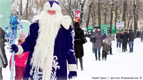 люди на площади в твери. тверская в 2011 году. пл михаила тверского 5 тверь. повседневная жизнь твери. праздник михаила тверского в твери.