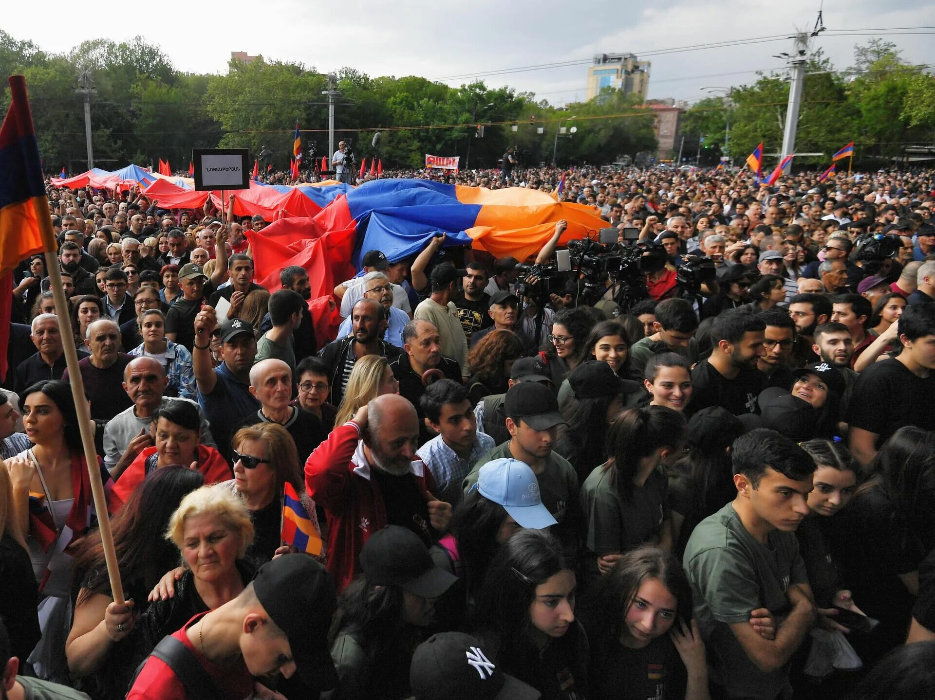 Армения сегодня ютубе. Митинги в Ереване 2022. Протесты в Армении 2022. Спутник Армения протесты в Армении 2022. Армения митинги оппозиции 2022.