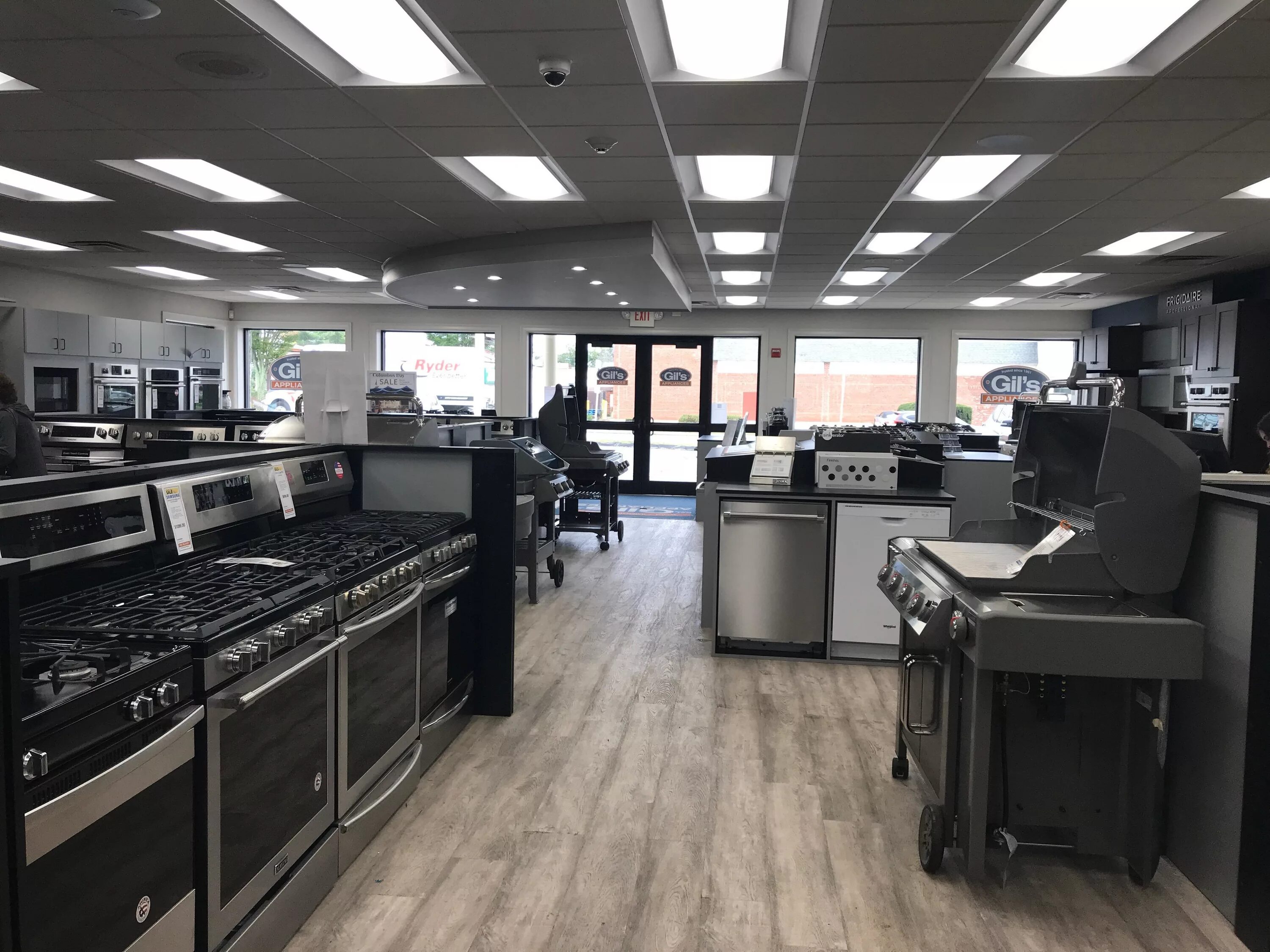 Компьютерная техника минск. Компьютерный магазин. Магазин компьютеров. Магазин компьютерной техник. Компьютерный магазин.