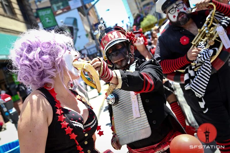 Клоун фест Ижевск. Festival SF. Clown Festival Canada. Weird Street faire San Francisco nudisml. French celebration