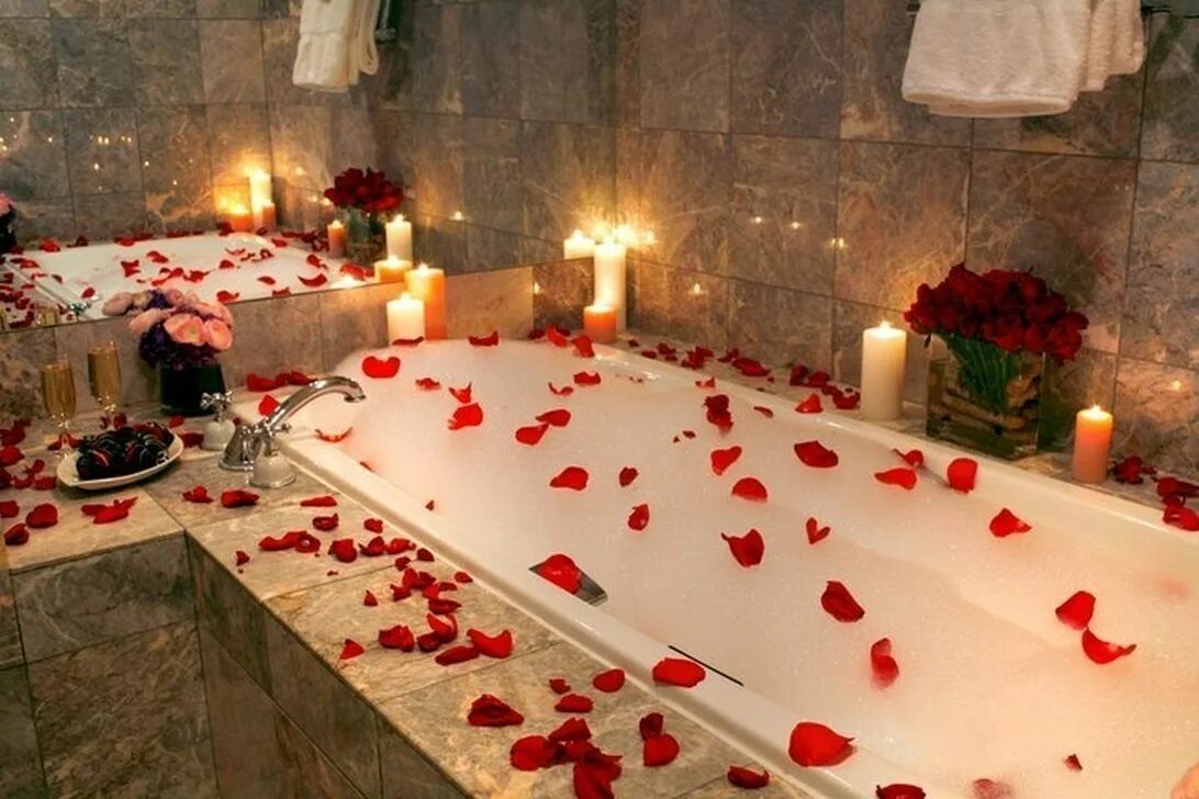 Сюрпризы для ванны. Ванна с лепестками роз и свечами. Ванная с лепестками роз. Лепестки роз в ванной. Ванна с пеной и лепестками роз.