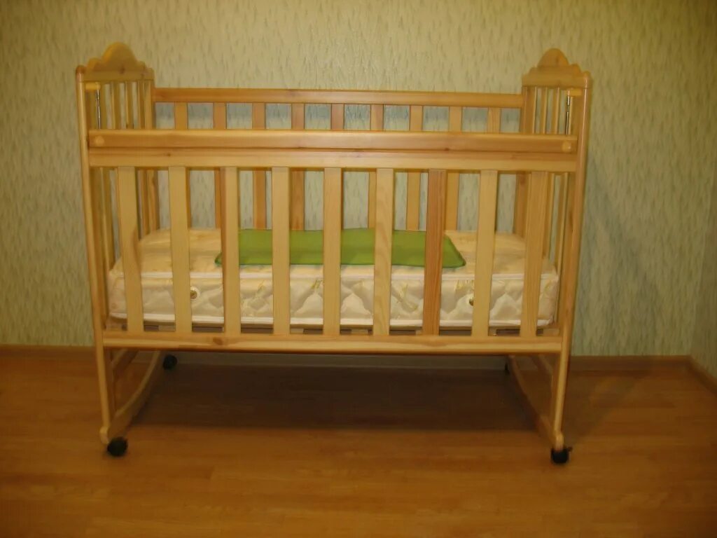 Авито кроватки для новорожденных б. Детская кроватка б/у. Кроватка качалка детская б/у. Авито детская кровать. Детские кроватки без колёс б/у.