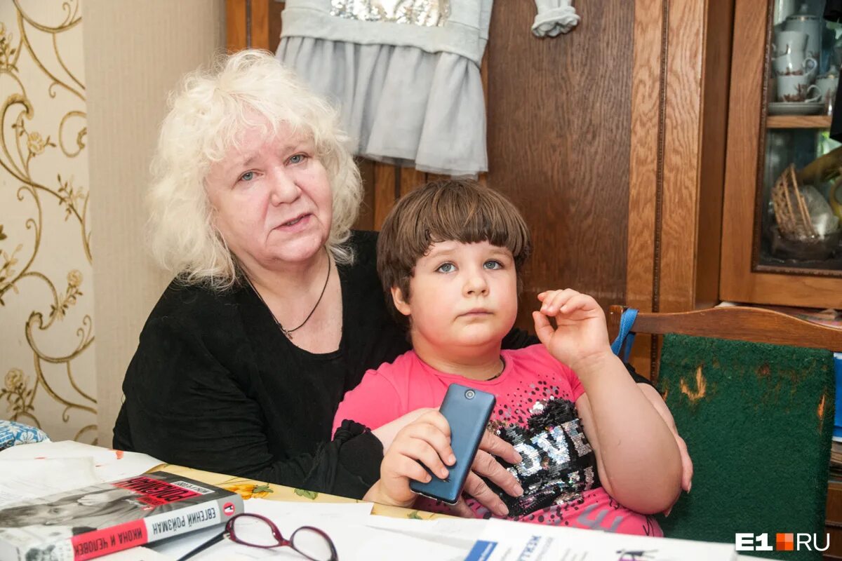 Летняя фотосессия мамы и дочки. Бабушка провожает внука. Фотосессия с мамой взрослая дочь. Мама вики шоу роза соловьева. Мать волочковой анастасии.