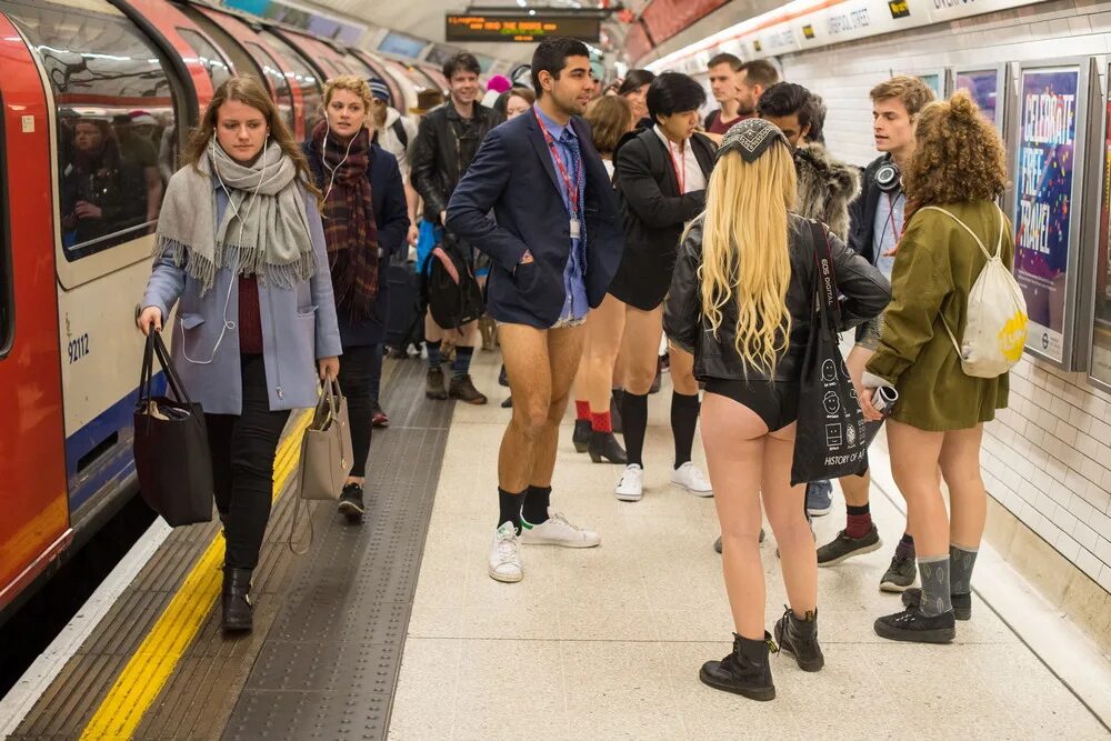 В метро без штанов. Токио без штанов. No Pants Day Япония.