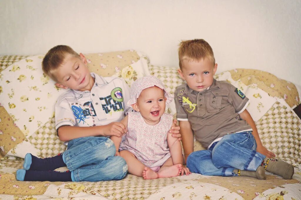 два сыночка и лапочка дочка картинки. семейный портрет. фотосессия папа и два сына. три сына и дочь. мать с двумя сыновьями.