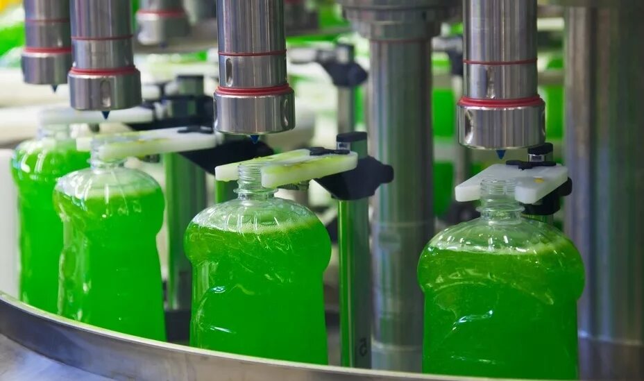 Линия розлива бытовой химии. Завод бытовой химии. Станок для производства мыло. Цех по производству моющих средств. Линия розлива.