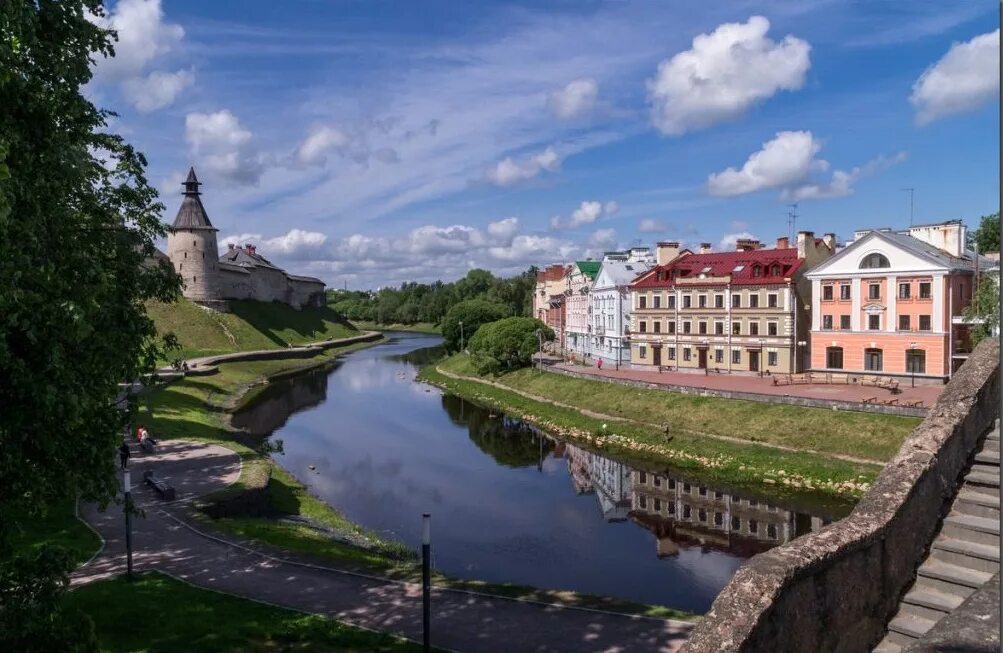 Памятник освободителям пскова танк т-34. Псковский кремль снетная башня. Пушкинские горы – псков – изборск – печоры – великий новгород. Псковский кром достопримечательности пскова. Псков великий новгород.