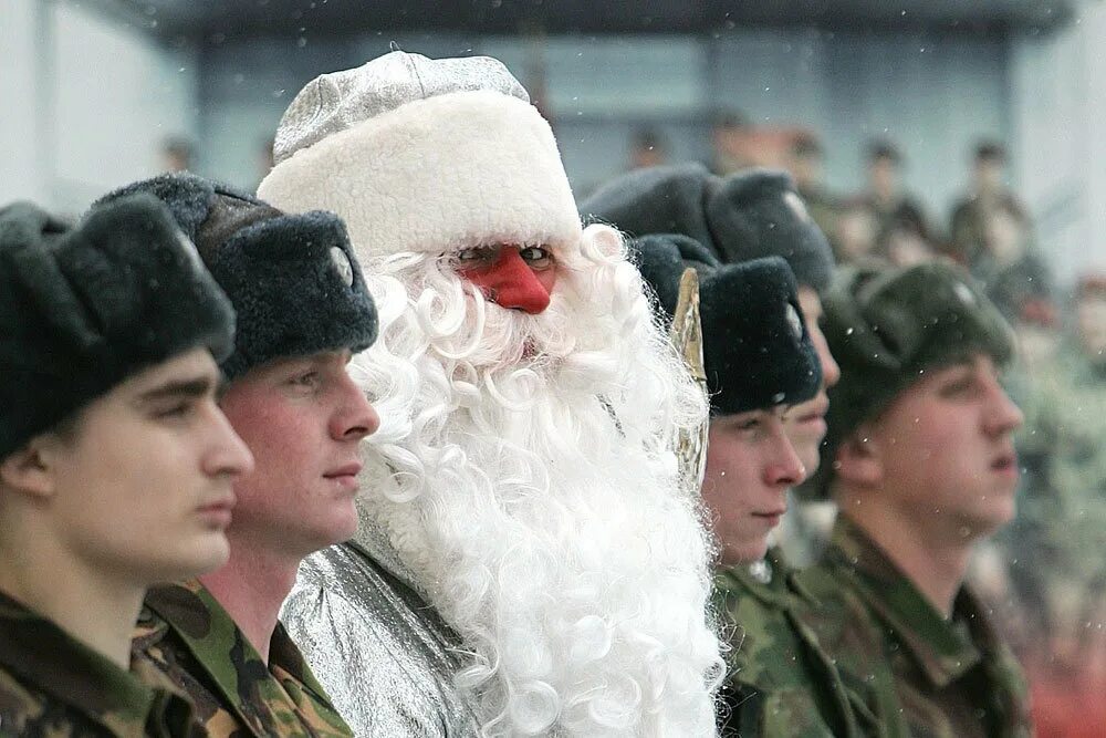 Армейский дед. Новый год в армии. Новогодняя елка в армии. Дед Мороз в армии. С новым годом армия.