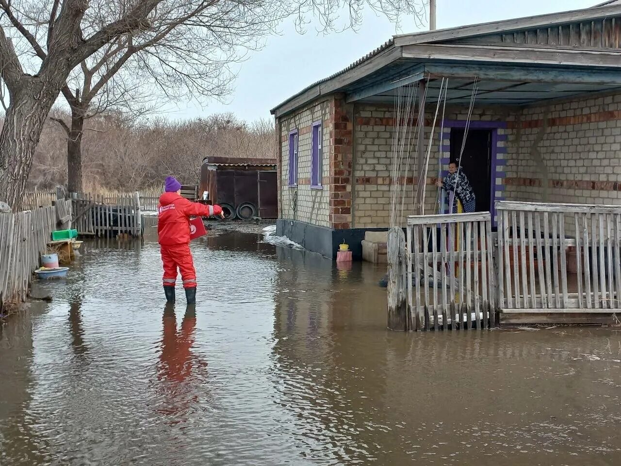 Паводки в казахстане уральск. Паводок. Наводнение паводок. Катастрофические наводнения. Паводок фото.