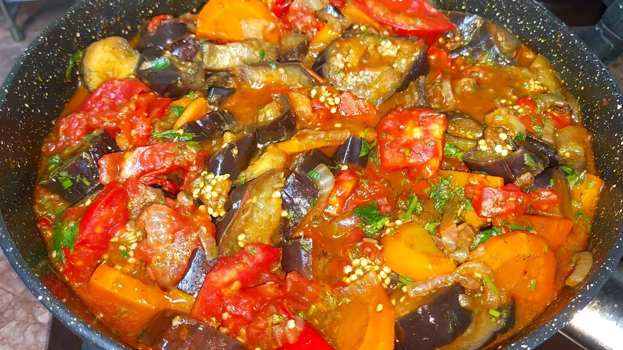 Как вкусно потушить баклажаны с помидорами