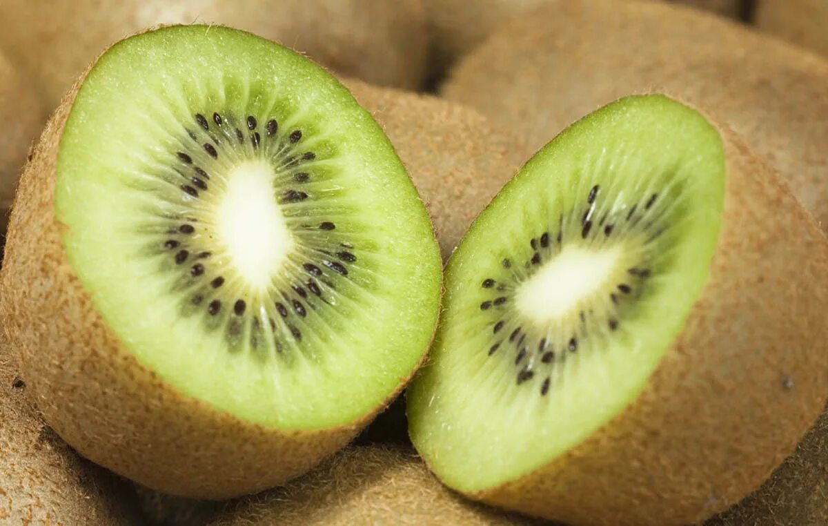 Можно кушать киви на ночь. Чем полезен киви. Можно ли похудеть от киви фрукт. Можно кушать киви на ночь. Чем полезен киви для похудения.