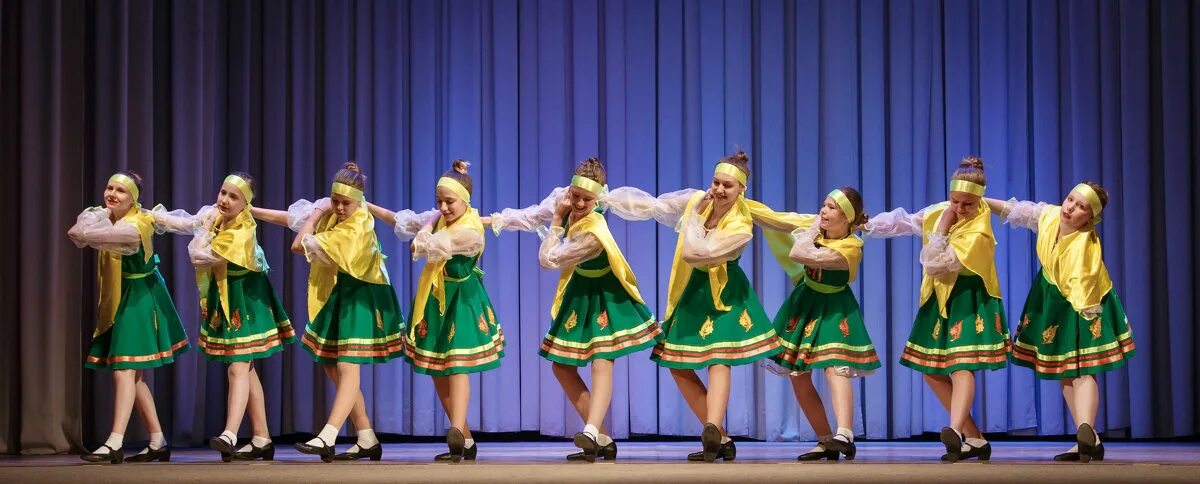 Костюмы ансамбля березка. Ансамбль березка во поле береза стояла видео. Танец во поле береза стояла. Танец во поле березка стояла. Ансамбль танца березка.