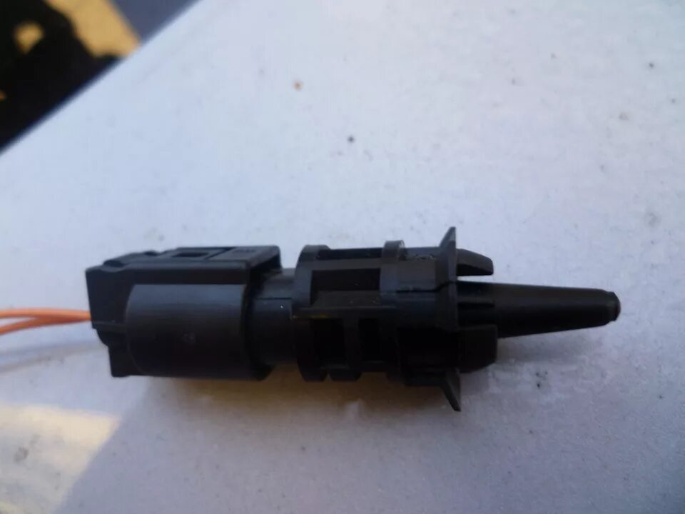 Датчик температуры воздуха ауди а6 с5. Как выглядит датчик температуры воздуха. А6 2003 датчик температуры окружающей среды. Разъем датчика температуры воздуха bmw е39. Bmw e39 520 датчик температуры воздуха.