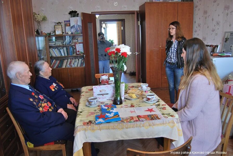 Очередь ветеранов на квартиру. В гостях у ветерана. ветераны дома. ветеран фотосессия дома. полицейский в гостях у ветеранов квартире.