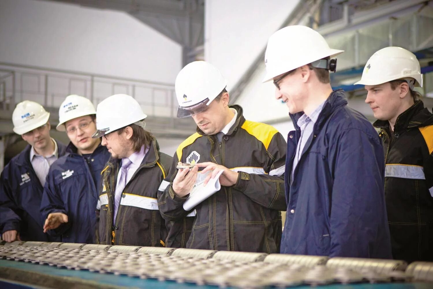 инвестиционные проекты в нефтегазовой отрасли. инженер-нефтяник газпром-нефть. нефтяник газпром. работник нефтегазовой отрасли. неразрушающий контроль нефтепровода.